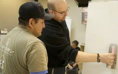 Aplicadores cualificados MicroQuarz®: cómo la formación especializada aumenta la rentabilidad en revestimientos continuos